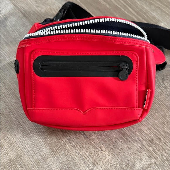 Hunter Other - Unisex red Hunter belt bag, water resistant